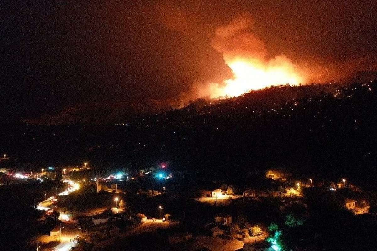 Metrelerce yükselen alevler geceyi aydınlattı