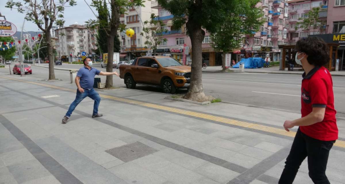 Meydanı boş bulan esnaf top oynayarak eğlendi