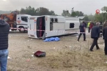 MHP toplantısına giden yolcu otobüsü devrildi! 2 ölü, çok sayıda yaralı var