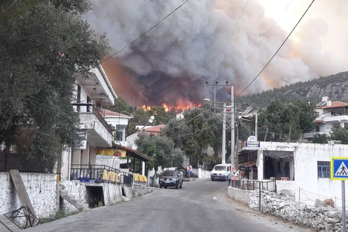 Milas'ta alevler yerleşim bölgesine ulaştı, Gökbel köyü boşaltıldı