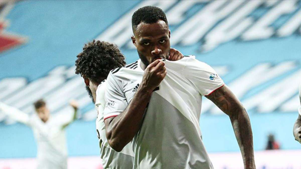 Milli takımda sakatlanan Beşiktaş'ın yıldızı Larin, 2-3 hafta sahalardan uzak kalacak