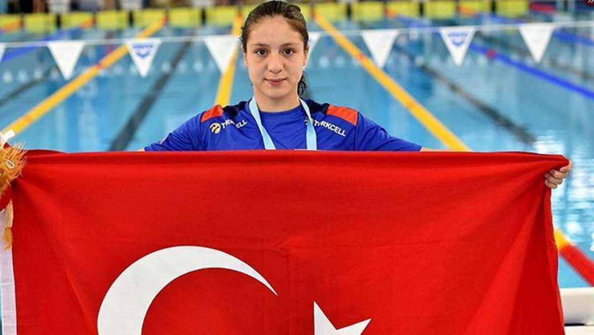 Milli yüzücü Merve Tuncelden altın madalya