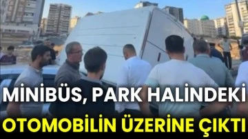 Minibüs, park halindeki otomobilin üzerine çıktı