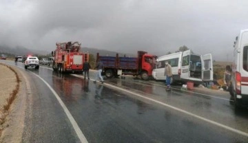 Minübüsle kamyonet çarpıştı: Ölü ve yaralılar var