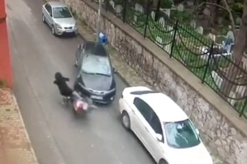 Motosiklet ile otomobil kafa kafaya çarpıştı