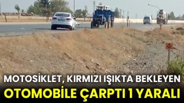 Motosiklet, kırmızı ışıkta bekleyen otomobile çarptı 1 yaralı