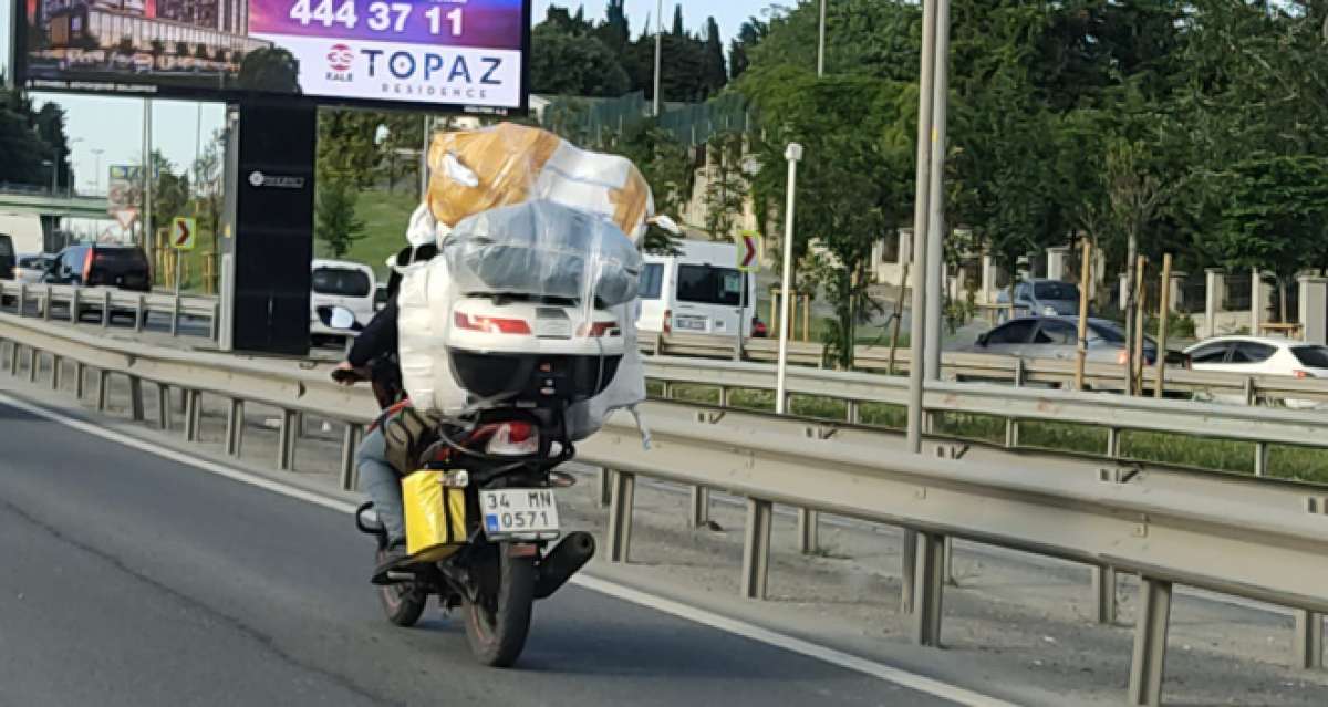 Motosikletine fazla yük atan sürücü hem kendini hem trafiği tehlikeye attı