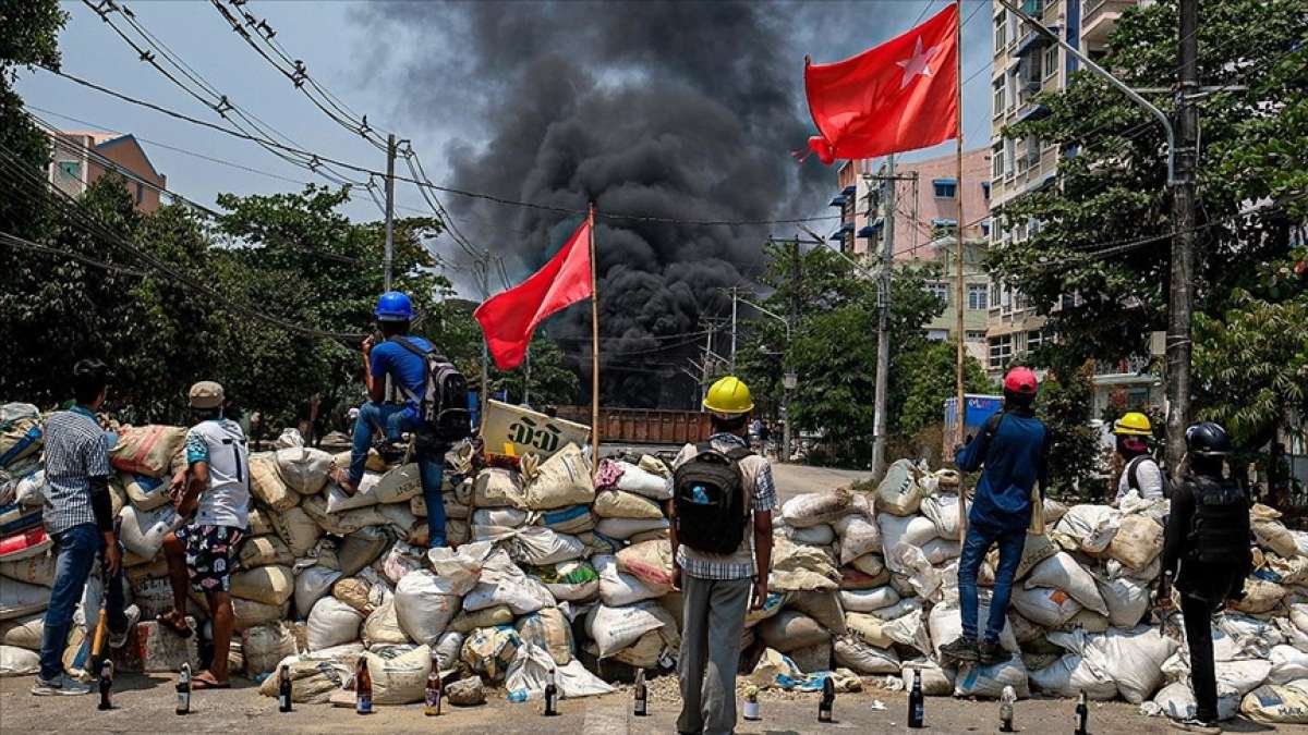 Myanmar'da darbe karşıtlarından gözaltındaki protestoculara destek için 'mavi tişört'