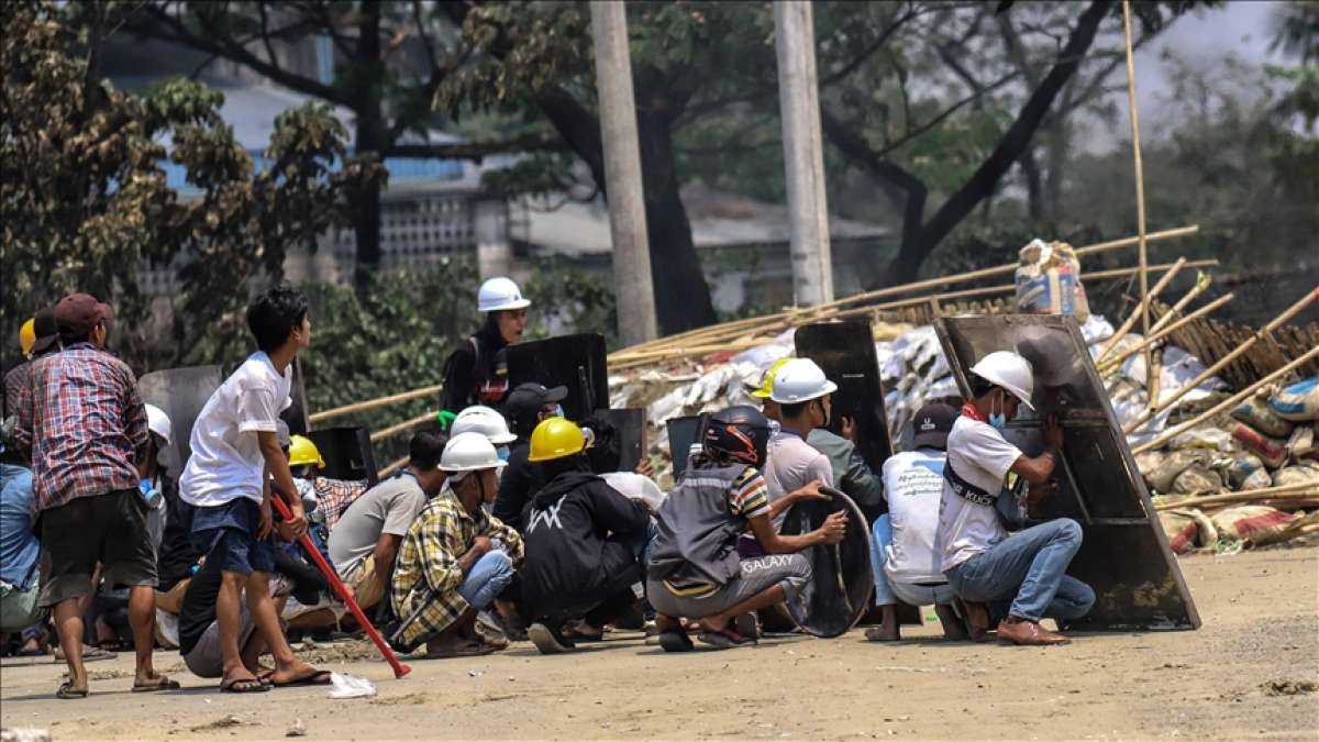 Myanmar'da dünkü protestolarda en az 12 kişi öldü