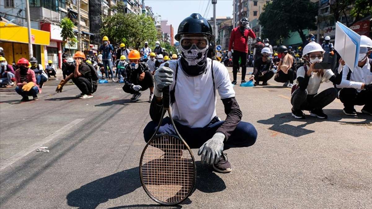 Myanmar'da güvenlik güçlerini protesto eden göstericiler yasağa rağmen sokaklara döküldü