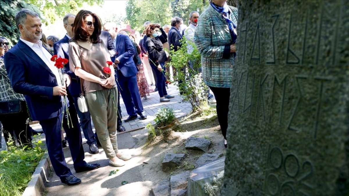 Nazım Hikmet ölümünün 58. yılında Moskova'daki mezarı başında anıldı