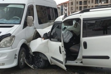 Öğrencileri taşıyan minibüs kazaya karıştı: 11 yaralı