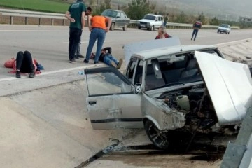 Osmaniye’de otomobil bariyerlere çarptı: 1’i ağır 4 yaralı