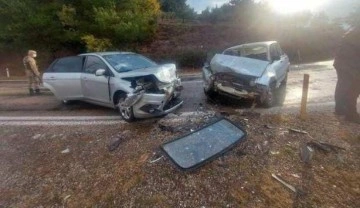 Osmaniye&rsquo;de otomobiller kafa kafaya çarpıştı: 1 ölü, 2 yaralı