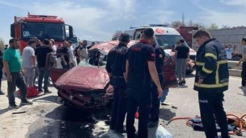 Otomobil bariyerlere çarpıp, takla attı: 1'i ağır, 3 yaralı