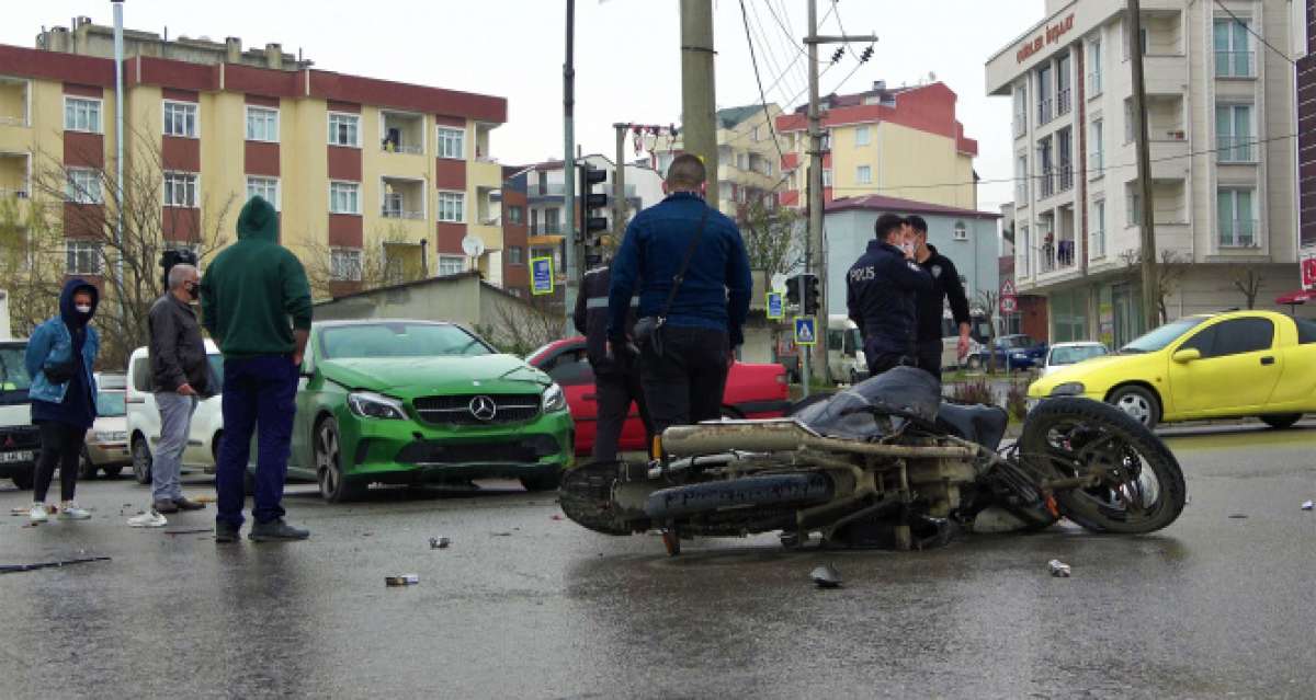 Otomobil ile motosiklet kavşakta çarpıştı: 2 yaralı