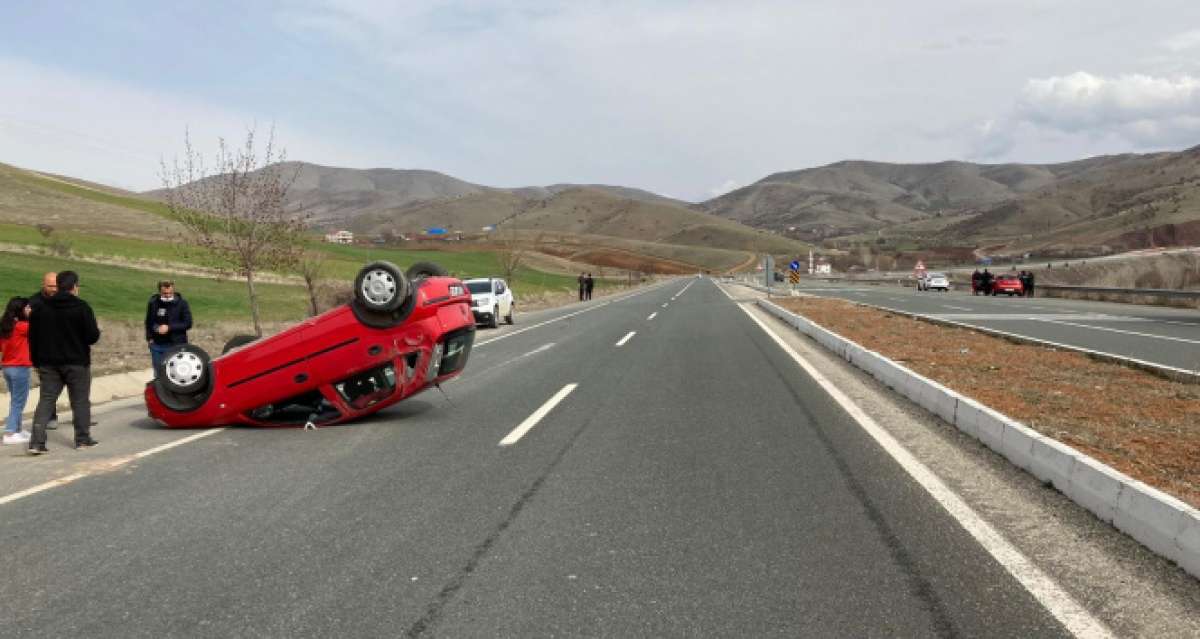 Otomobil ters döndü, sürücü yara almadan kurtuldu