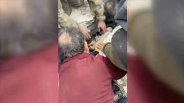 Özel harekat polisleri Hatay ve Adıyaman'da enkazdan 2 kişiyi kurtardı