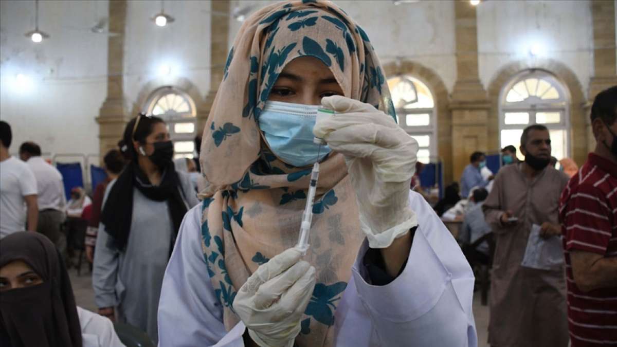 Pakistan yurt içi hava yolu seyahatleri için Kovid-19 aşısı olma zorunluluğu getirdi