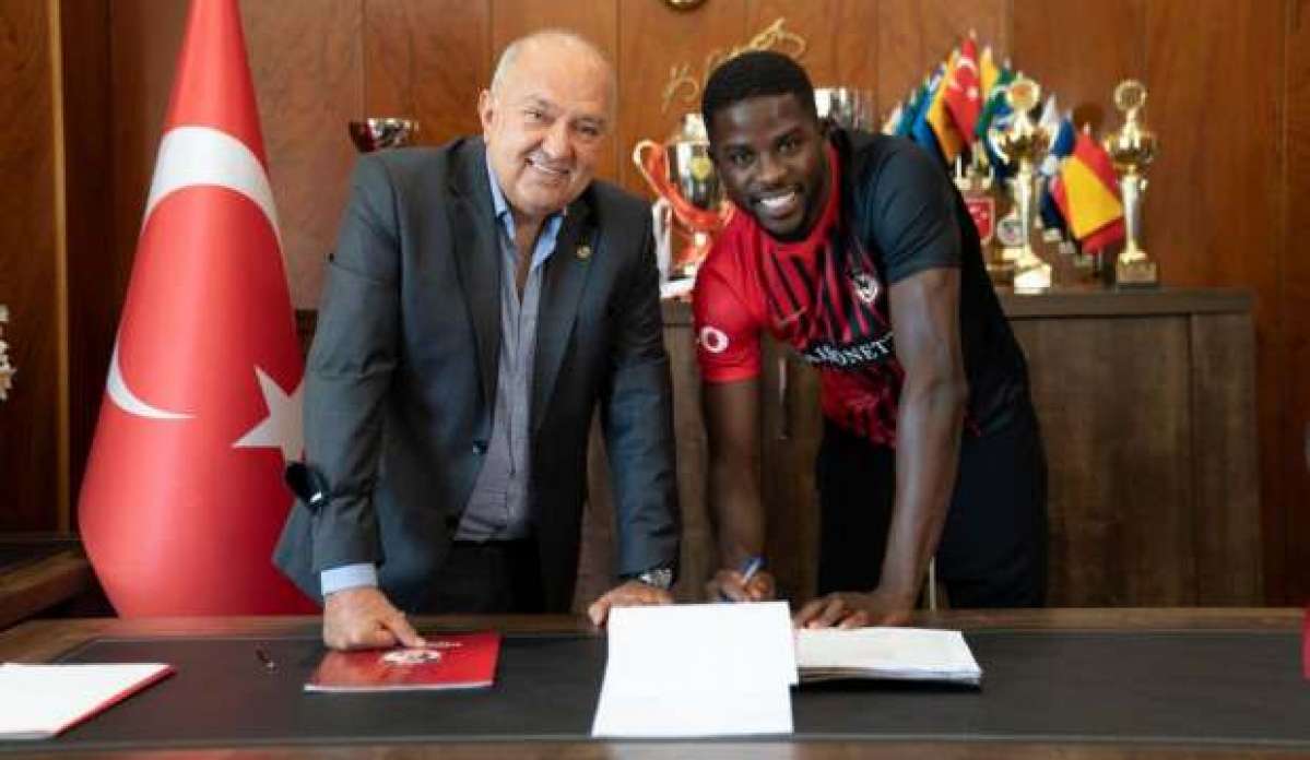 Papy Djilobodji'den 3 yıllık imza!