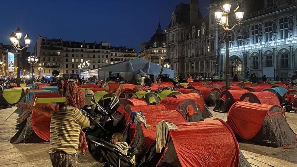 Paris Belediyesi önünde çadır kuran evsiz göçmenler tahliye edildi