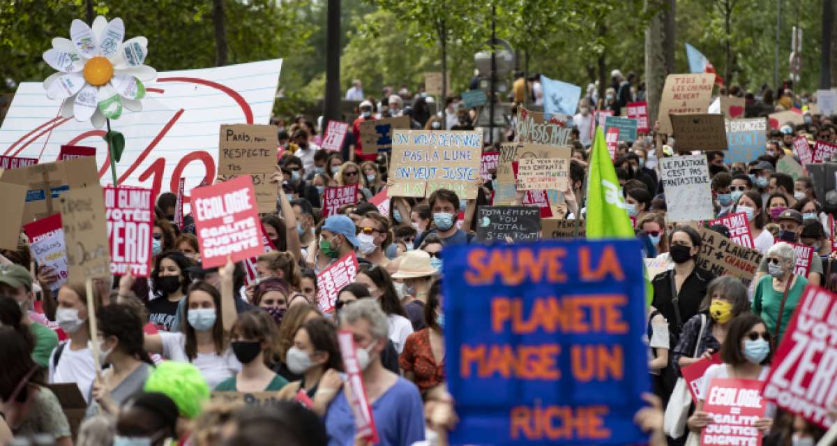 Paris'te çevreciler sokağa indi