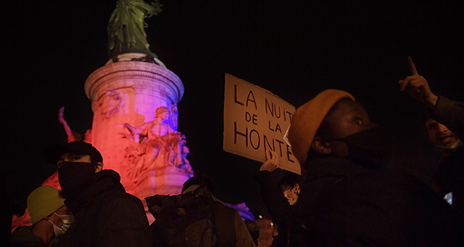 Paris’te sığınmacılara destek protestosu