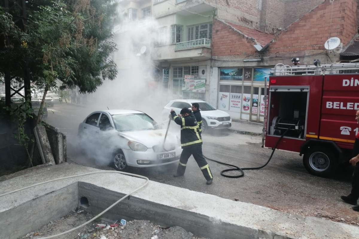 Park halindeki araçta çıkan yangın paniğe neden oldu