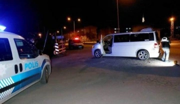 Park halindeki araçta oturan gençlere silahlı saldırı: 1 ölü, 2 yaralı