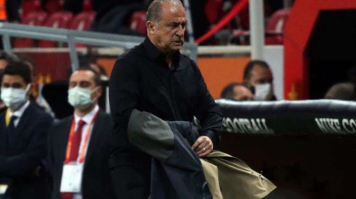 Penaltı kararıyla çılgına dönen Fatih Terim, üstündeki ceketi kulübeye fırlattı