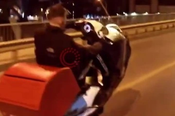 Pendik'te motosikletlinin tek teker üzerinde tehlikeli yolculuğu kamerada