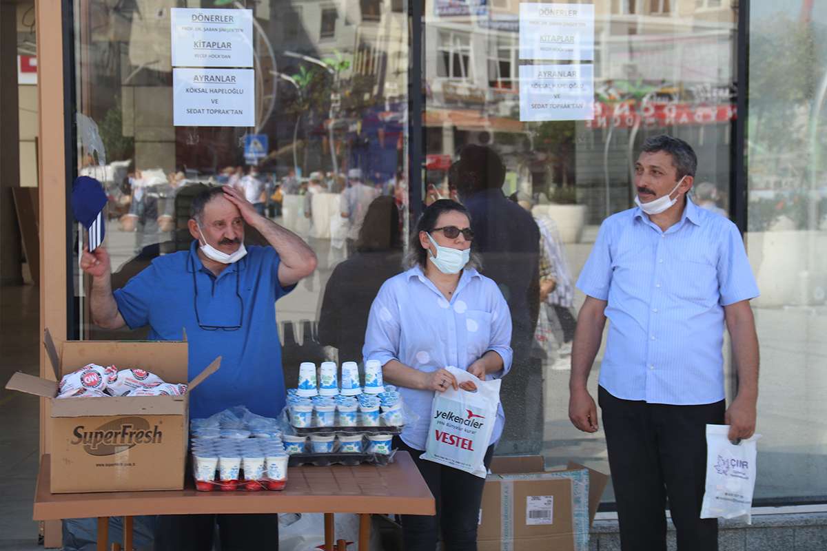 Profesör kazandığı tazminat davasıyla Rize'de ekmek arası döner dağıttırdı