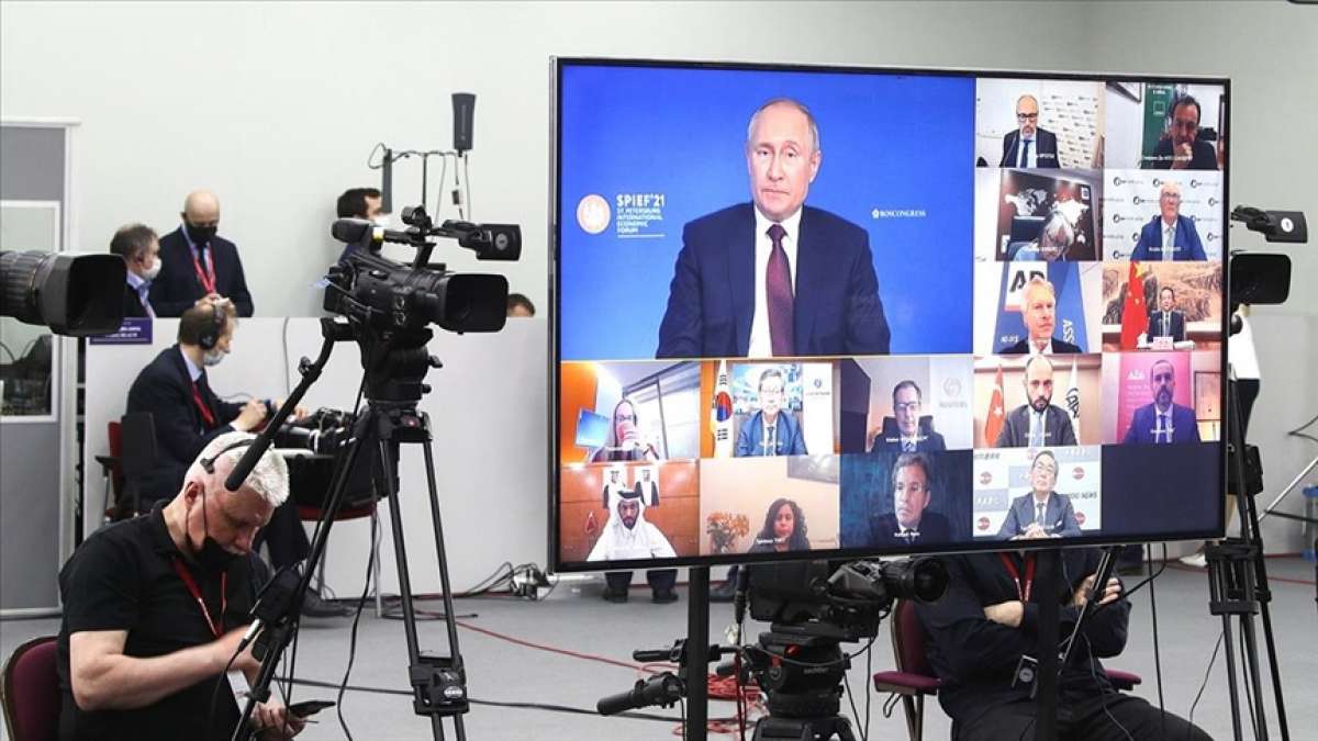 Putin'den Rusya'yı 'gerileyen güç' olarak tanımlayan MI6 Başkanı Moore'a te