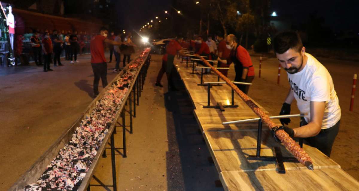 Restoranların açılışını havai fişek ve 35 metrelik kebapla kutladı