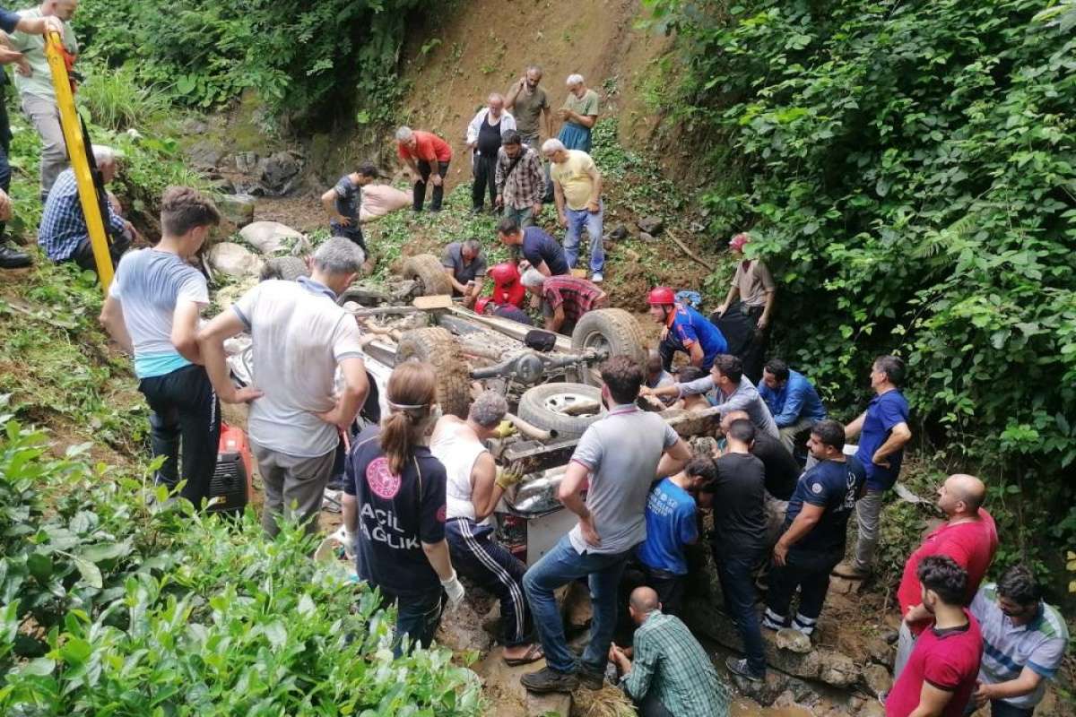 Rize'de çay yüklü kamyonet dereye yuvarlandı: 5 yaralı