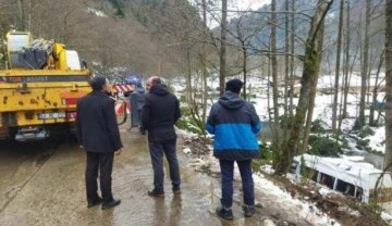 Rize&rsquo;de tur minibüsü devrildi: 7 yaralı