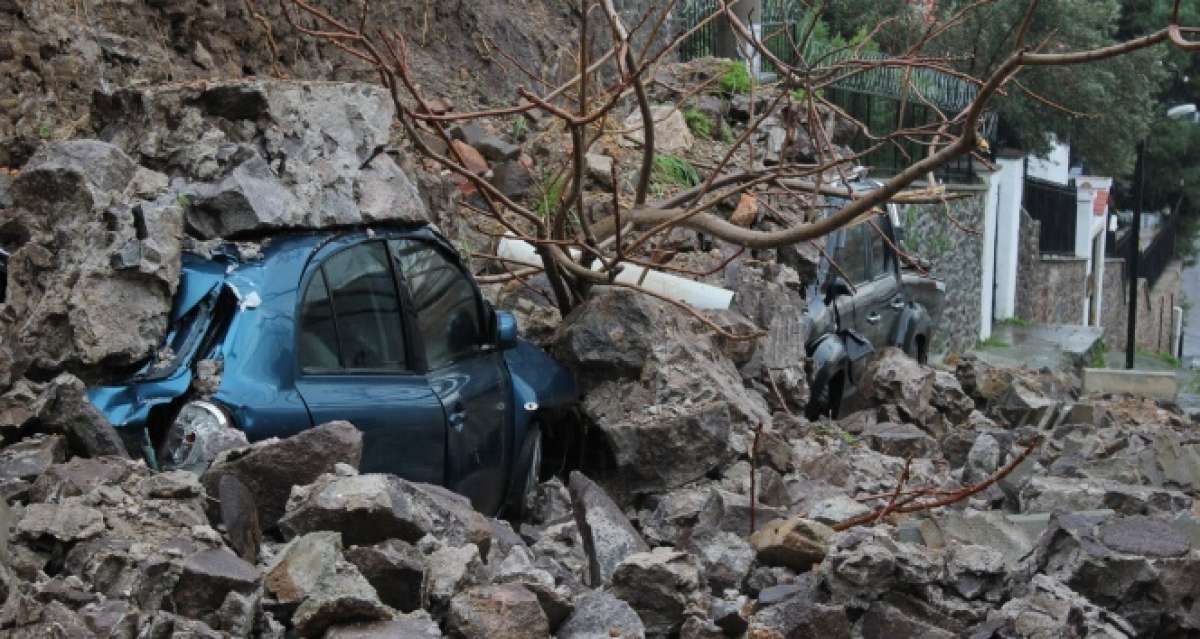 Sağanak nedeniyle istinat duvarı çöktü, 4 araç altında kaldı