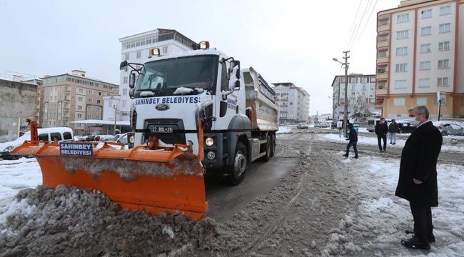 Şahinbey'de karlı yollara anında müdahale