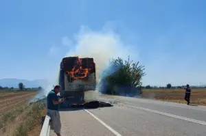 Saman balyası yüklü tır alev alev yandı