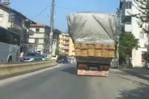 Saman yüklü kamyonet böyle tehlike saçtı