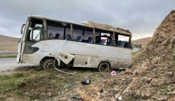 Şanlıurfa'da işçi servisi devrildi: Yaralılar var