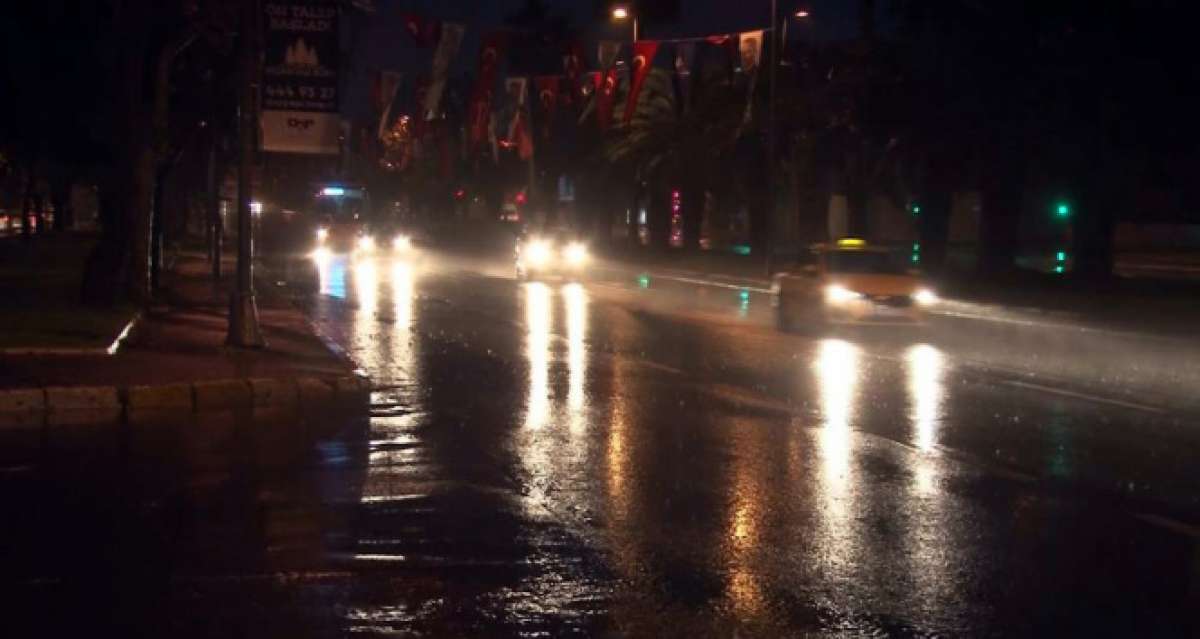 Sarı Alarm verilen İstanbul'da yağmur gece boyunca etkili oldu