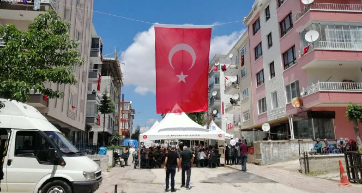 Şehit Hüseyin Keleş'in yaşadığı sokakta vatandaşlar şehit ailesini yalnız bırakmadı