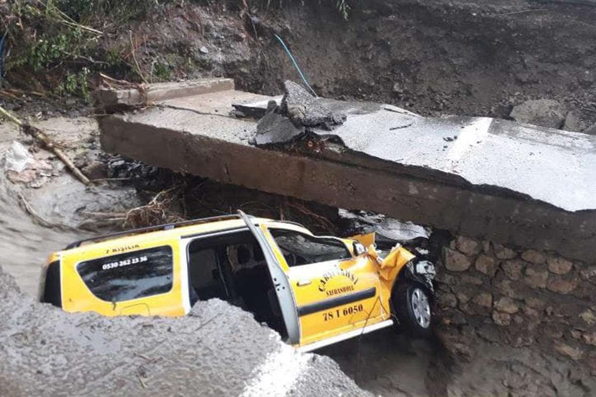 Sel nedeniyle heyelan meydana geldi, araçlar ağır hasar aldı