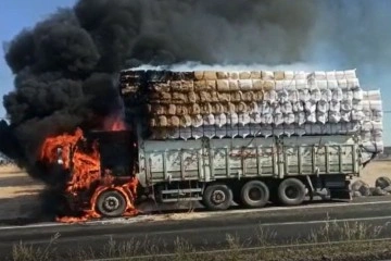 Seyir halindeki saman yüklü kamyon alev alarak yandı