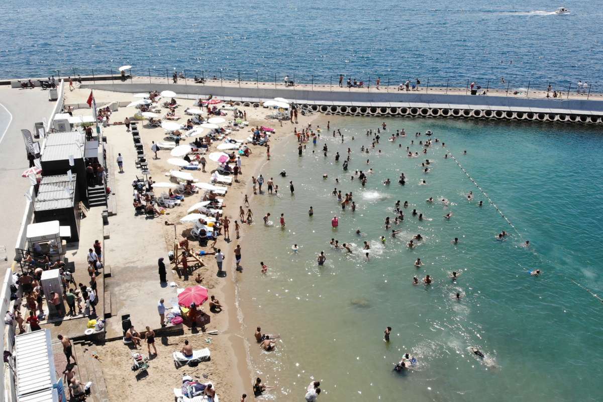 Sıcaklıklar arttı, Caddebostan Plajı doldu taştı