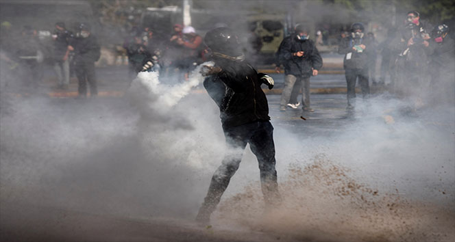 Şili’de tutuklu göstericiler için yapılan protestoya polis müdahalesi