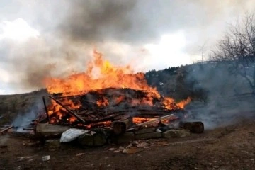 Sinop’ta 1 ev ve 1 ambar yanarak tamamen kül oldu