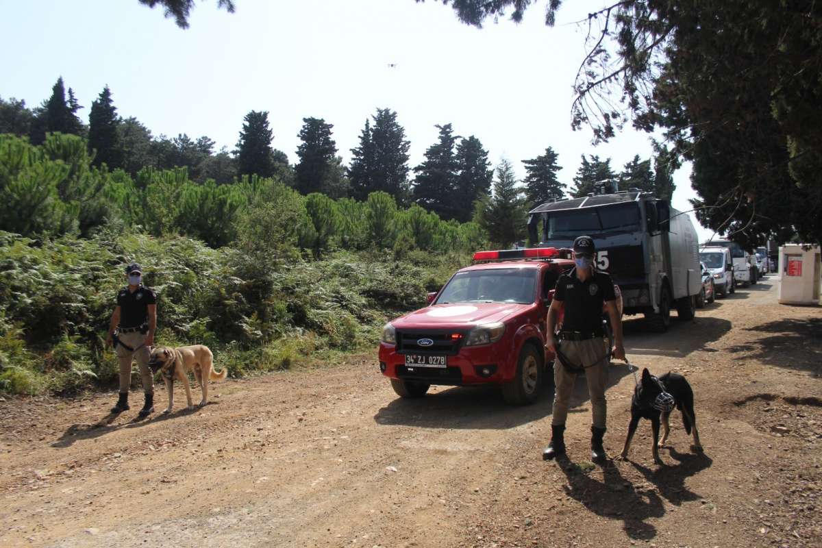 Skorsky helikopterlerin alevlere karşı mücadelesi göz doldurdu