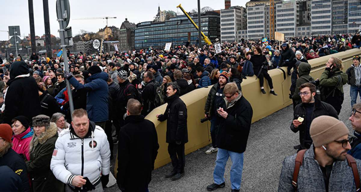 Stockholm'de yüzlerce kişi Covid-19 önlemlerini protesto etti: 6 yaralı